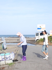 Cute girl gets seduced and stimulated by lad