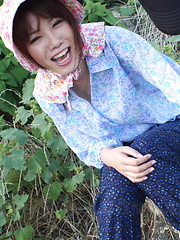 Cute girl gets seduced and stimulated by lad